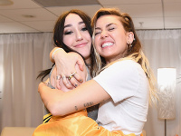 Miley Cyrus so sestrou Noah. Miley Cyrus so sestrou Noah.