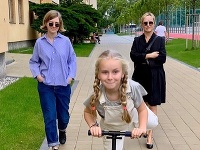 Michaela Čobejová so svojimi dcérami. 