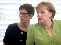 Annegret Krampová-Karrenbauerová a Angela Merkelová Annegret Krampová-Karrenbauerová a Angela Merkelová