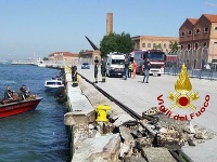 Obrovská výletná loď vrazila v Benátkach do menšej lode a móla