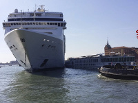 Obrovská výletná loď vrazila v Benátkach do menšej lode a móla