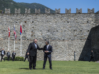 Americký minister zahraničných vecí Mike Pompeo a švajčiarsky minister zahraničných vecí Ignazio Cassis počas návštevy na hrade CastelGrande vo švajčiarskom meste Bellinzona Americký minister zahraničných vecí Mike Pompeo a švajčiarsky minister zahraničných vecí Ignazio Cassis počas návštevy na hrade CastelGrande vo švajčiarskom meste Bellinzona