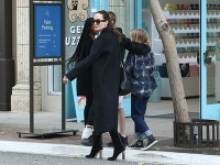 Angelina Jolie nahodila vysoké topánky a veľké čierne okuliare a hoci bola zahalená celá v čiernom, bolo ťažké si ju nevšimnúť. 