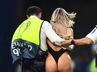 Škandalóznu modelku takto odvádzali z ihriska. 