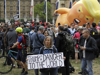 Demonštranti opäť vypustili balón zosmiešňujúci Trumpa