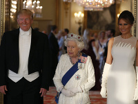 Donald Trump s manželkou Melániou počas slávnostného banketu u kráľovnej. 
