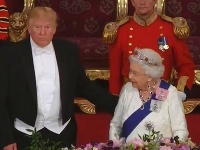Donald Trump potľapkal kráľovnú po chrbte, ako keby boli dávni parťáci. 