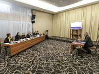 Na snímke vpravo kandidát na predsedu Úradu na ochranu oznamovateľov protispoločenskej činnosti Viktor Pokojný Na snímke vpravo kandidát na predsedu Úradu na ochranu oznamovateľov protispoločenskej činnosti Viktor Pokojný