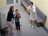Chlapec začal pár dní po operácii mandlí masívne krvácať. Chlapec začal pár dní po operácii mandlí masívne krvácať.