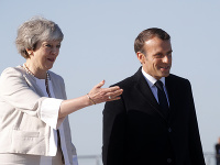 Theresa Mayová a Emmanuel Macron lávnostne položili základný kameň nového pamätníka padlých britských vojakov.