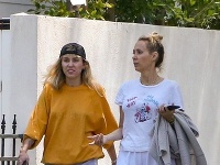 Miley Cyrus na prechádzke so svojou mamou Tish. 