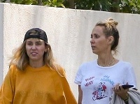 Miley Cyrus s mamou Tish. Miley Cyrus s mamou Tish.
