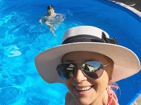 Zuzana Vačková trávi teplé letné dni pri bazéne.
