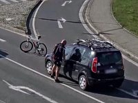 Polícia pátra po agresívnom cyklistovi. Polícia pátra po agresívnom cyklistovi.