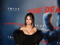 Selena Gomez predviedla bujný dekolt. 