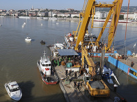 Na snímke žeriav vyťahuje vrak potopenej výletnej lode Hableány pri Margitinom moste na rieke Dunaj v Budapešti 11. júna 2019.