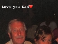 Demi Rose v októbri pochovala svojho otca. 