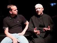 Zľava Michal Soltész ako Adam a Martin Nahálka ako Ivan v inscenácii Adamove jablká v Štátnom divadle Košice Zľava Michal Soltész ako Adam a Martin Nahálka ako Ivan v inscenácii Adamove jablká v Štátnom divadle Košice