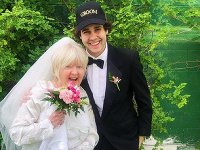 Slovenský youtuber (22) si zobral mamu svojho kamaráta (75) Slovenský youtuber (22) si zobral mamu svojho kamaráta (75)