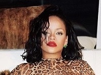 Rihanna ako sexi šelma vystrčila vnady. Rihanna ako sexi šelma vystrčila vnady.