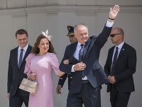 Andrej Kiska s manželkou Martinou pri odchode z Prezidentského paláca
