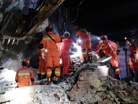 Záchranári vyslobodzovali telá Záchranári vyslobodzovali telá