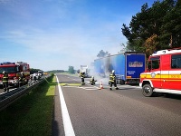 Na diaľnici D2 v smere do Bratislavy je odstavený kamión po požiari. Na diaľnici D2 v smere do Bratislavy je odstavený kamión po požiari.