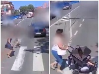Hasičom vbehla do cesty vbehla žena s kočíkom. Hasičom vbehla do cesty vbehla žena s kočíkom.