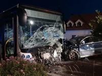 Nehoda autobusu a osobného auta mala tragické následky. Nehoda autobusu a osobného auta mala tragické následky.