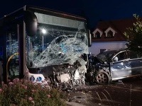Nehoda autobusu a osobného auta mala tragické následky.