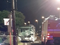 Nehoda autobusu a auta v Bratislave mala tragický koniec.
