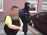 Polícia Kočnera pred novinármi skrývala, sami ho však natáčali a video zverejnili na jednej zo svojich mnohých stránok na sociálnej sieti.