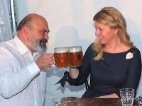 Zuzana Čaputová a Tomáš Halík si dávajú pivo