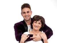 Tomáš Stríž s maminou, ktorá taktiež pracuje v rodinnej pohrebnej službe. 