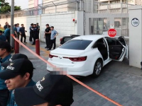 Auto narazilo do brány ambasády Auto narazilo do brány ambasády