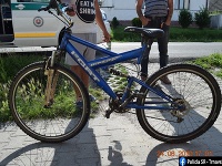 Tri deti na jednom bicykli sa zrazili s autom Tri deti na jednom bicykli sa zrazili s autom