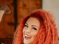 Barbora Švidraňová mala vo videoklipe veľmi realistickú parochňu.