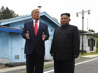 Donald Trump sa stretol s Kim Čong-unom Donald Trump sa stretol s Kim Čong-unom