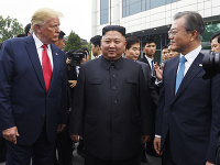 Donald Trump a Mun Če-in sa stretli s Kim Čong-unom