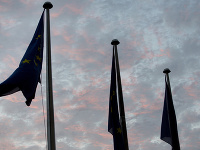 Vlajka EÚ sa vznáša vo vetre, keď slnko vyrastá počas celonočného rokovania