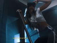 Vo videu si Jana Slačková zahrala úlohu upratovačky. Tancuje pri vysávači či metle.