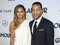 Chrissy Teigen s manželom Johnom Legendom Chrissy Teigen s manželom Johnom Legendom
