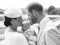 Harry a Meghan pokrstii syna Archieho. Harry a Meghan pokrstii syna Archieho.