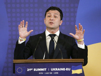 Ukrajinský prezident Volodymyr Zelenskyj, predseda Európskej rady Donald Tusk a predseda Európskej komisie Jean-Claude Juncker na tlačovej konferencii v rámci summitu EÚ Ukrajinský prezident Volodymyr Zelenskyj, predseda Európskej rady Donald Tusk a predseda Európskej komisie Jean-Claude Juncker na tlačovej konferencii v rámci summitu EÚ