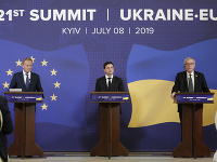 Ukrajinský prezident Volodymyr Zelenskyj, predseda Európskej rady Donald Tusk a predseda Európskej komisie Jean-Claude Juncker na tlačovej konferencii v rámci summitu EÚ 