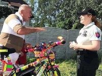 Bicykel pokrytý reflexnými prvkami zaujal i políciu Bicykel pokrytý reflexnými prvkami zaujal i políciu
