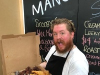 Chris so svojím Munchie Boxom Chris so svojím Munchie Boxom