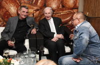 Maestro Ladislav Chudík (v strede) si recepciu nedal ujsť. Oddychoval v kresle v spoločnosti Martina Hubu (vľavo) a Andyho Hryca.