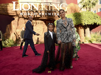 Beyoncé s dcérkou Blue Ivy na premiére rozprávky Leví kráľ. 
