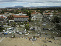 Na snímkach materiálne škody po búrke v Grécku.